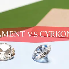Dwa błyszczące kamienie, jeden przypominający diament, drugi cyrkonię, na tle napisu "DIAMENT VS CYRKONIA". Cyrkon właściwości porównane.