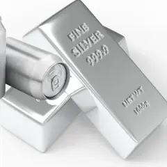 Próba 825. Dwie aluminiowe puszki obok sztabek czystego srebra.