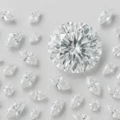 Wokół dużego, okrągłego diamentu rozłożono mniejsze kamienie w kształcie łzy. Czy diament to węgiel? Ta kolekcja błyszczących klejnotów sugeruje, że tak, ale w niezwykle cennej formie.