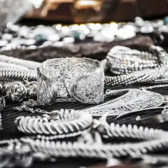 Mnóstwo biżuterii, bransolet i naszyjników. Widać wyraźne oznaczenie srebra na wielu błyszczących elementach.