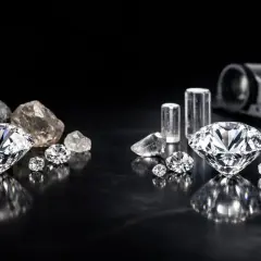 Porównanie: surowe kamienie, błyszczące diamenty laboratoryjne i naturalne, cylindryczne próbki.