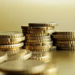 Stosy złotych monet, jakby ktoś właśnie znalazł skarb. Każda błyszcząca moneta, niczym 1 dukat, obiecuje bogactwo.