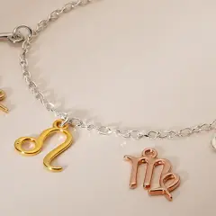 Bransoletka z zawieszkami znaków zodiaku w kolorach złota 585 i srebra.