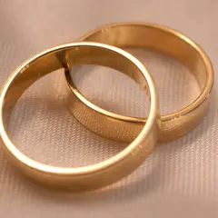 Dwie złote obrączki, symbol miłości. Zastanawiasz się, ile waży obrączka? Ta jest lekka jak uczucie.
