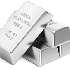 Sztabki platyny o pięknym, lustrzanym połysku. Ich platyna kolor jest idealnie gładki, a grawer "FINE PLATINUM 999.5" świadczy o ich wysokiej czystości.