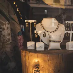 Elegancka biżuteria ze złota, naszyjnik, bransoletka i kolczyki. Zastanawiasz się, ile kosztuje gram złota 14 karatowego?
