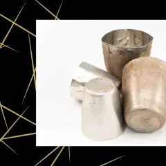 Kilka metalowych naczyń, które mogą pomóc w pytaniu, jak sprawdzić czy platyna to platyna.