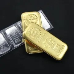 Sztabki złota i platyny, porównanie ich ceny. Złoto 500g 999,9, platyna 1 uncja 999,5.