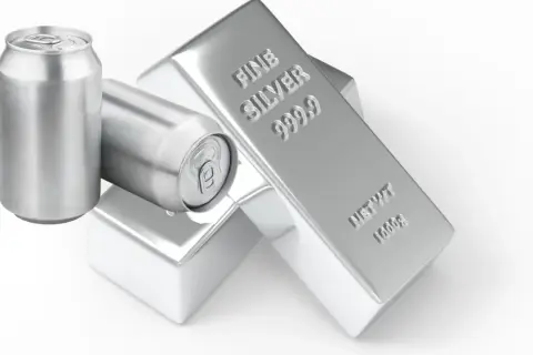 Próba 825. Dwie aluminiowe puszki obok sztabek czystego srebra.