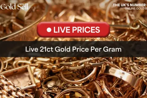 Stos złotej biżuterii, pierścionków i łańcuszków z napisem "Live Prices" i "Live 21ct Gold Price Per Gram".