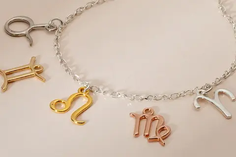 Bransoletka z zawieszkami znaków zodiaku w kolorach złota 585 i srebra.