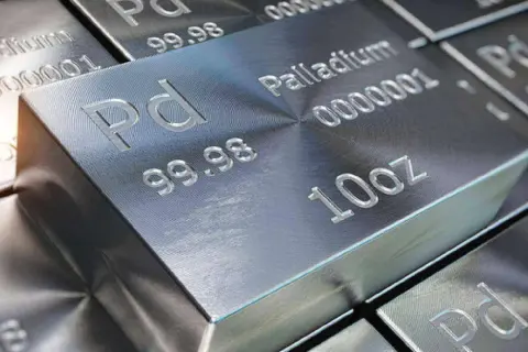 Sztabki palladu z oznaczeniami "Pd", "Palladium", "99.98" i "10oz". Tak rozpoznać można ten cenny metal.