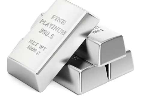 Sztabki platyny o pięknym, lustrzanym połysku. Ich platyna kolor jest idealnie gładki, a grawer "FINE PLATINUM 999.5" świadczy o ich wysokiej czystości.