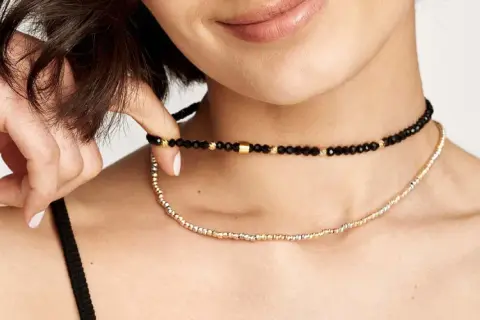 Co oznacza naszyjnik choker? Odkryj jego znaczenie i stylizacje