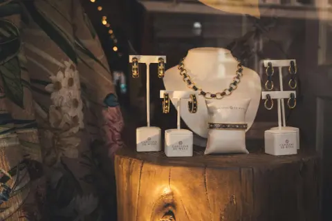 Elegancka biżuteria ze złota, naszyjnik, bransoletka i kolczyki. Zastanawiasz się, ile kosztuje gram złota 14 karatowego?