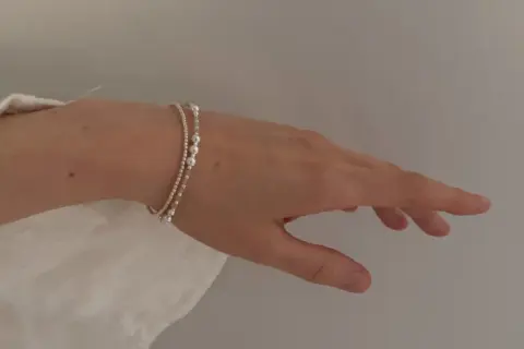Delikatne bransoletki na nadgarstku. Dowiedz się, jak dobrać rozmiar bransoletki, by idealnie pasowała.