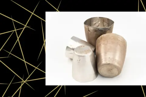 Kilka metalowych naczyń, które mogą pomóc w pytaniu, jak sprawdzić czy platyna to platyna.
