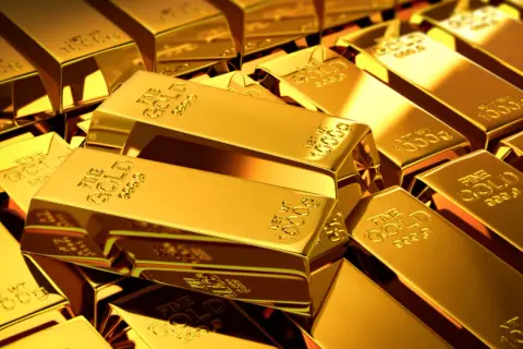 Stos złota z akredytacją LBMA, każdy sztabek o wadze 1000g, lśniący i gotowy do inwestycji.