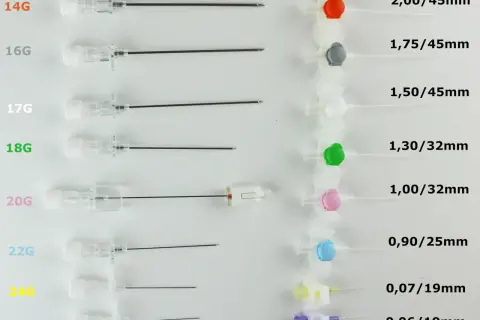 Różne rozmiary wenflonów medycznych, od 14G do 26G. Wybór odpowiedniego wenflonu, jaki wenflon do ucha, zależy od potrzeb.