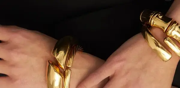 Co oznacza bransoletka na prawej ręce? Odkryj jej głębokie znaczenie