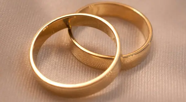 Dwie złote obrączki, symbol miłości. Zastanawiasz się, ile waży obrączka? Ta jest lekka jak uczucie.