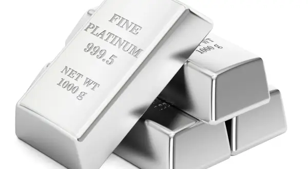 Sztabki platyny o pięknym, lustrzanym połysku. Ich platyna kolor jest idealnie gładki, a grawer "FINE PLATINUM 999.5" świadczy o ich wysokiej czystości.