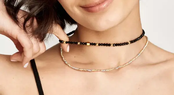 Co oznacza naszyjnik choker? Odkryj jego znaczenie i stylizacje