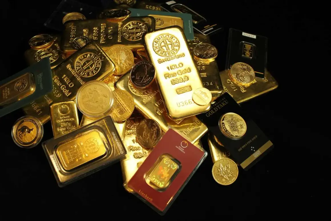 Złote sztabki i monety, w tym jedna o wadze 1 KILO. Widać różne gramatury i producentów, każdy z nich ma swoją wartość, a ile waży sztabka złota zależy od jej rozmiaru.