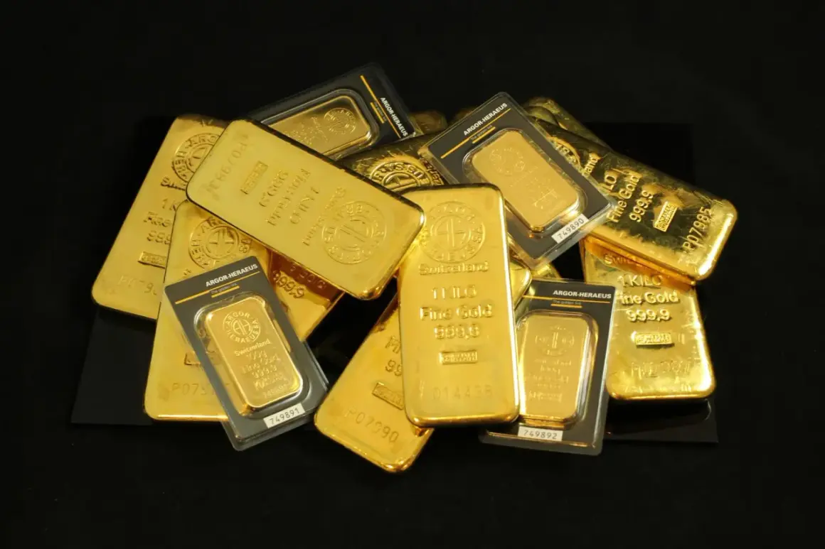 Kolekcja sztabek i opakowań ze **złoto próby 999**. Widać napisy "Fine Gold 999,9" i "1 KILO".