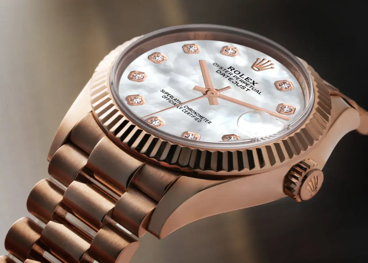 Elegancki, różowo-złoty Rolex Datejust z tarczą z masy perłowej i diamentami. Idealny dla kobiet ceniących luksusowe zegarki damskie ranking.