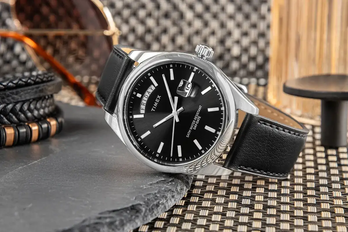 Stylowy zegarek Timex z czarną tarczą i skórzanym paskiem, idealny na co dzień. Timex to znana firma produkująca zegarki.