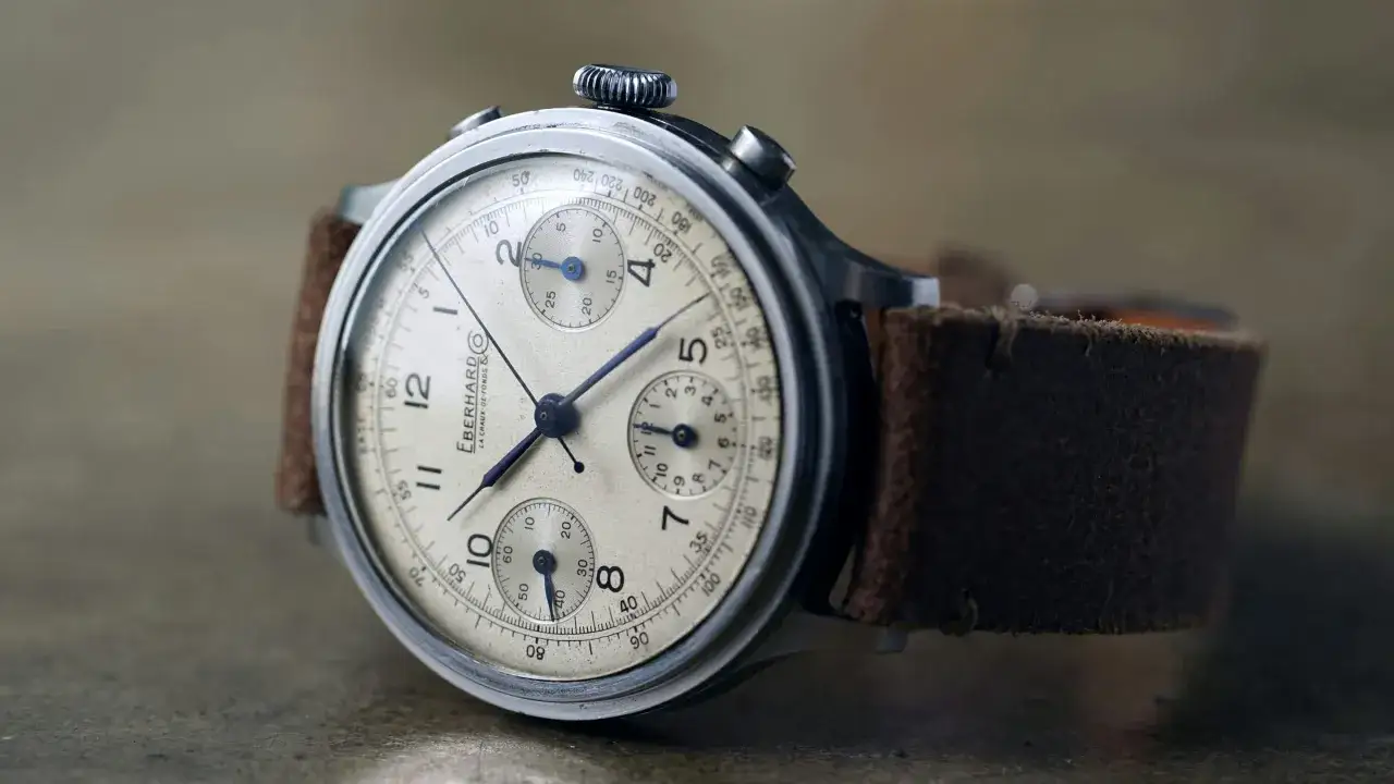 Stary chronograf Eberhard z tarczą i brązowym paskiem.