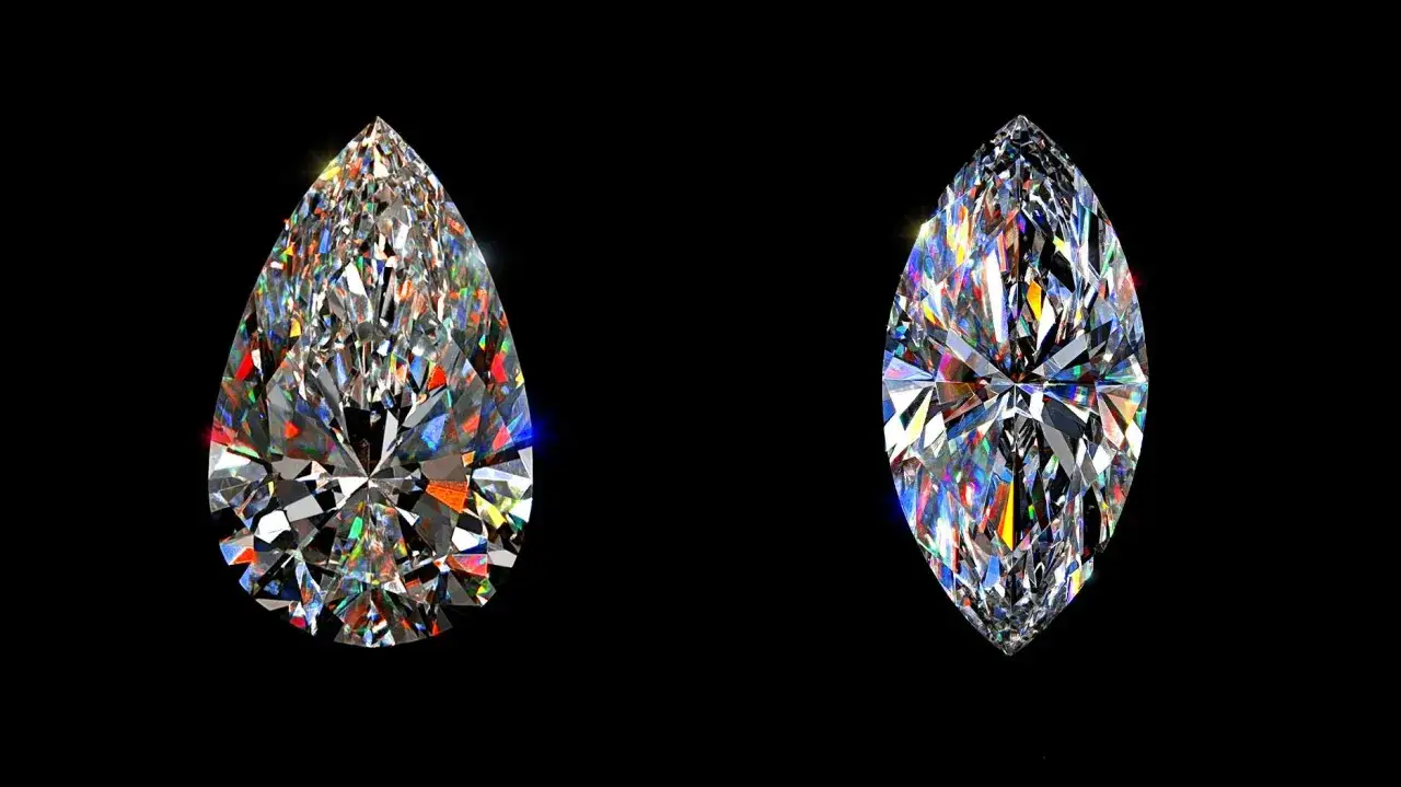 Dwa lśniące diamenty, jeden w kształcie łzy, drugi marquise, ukazują tęczę barw. Tak wygląda diament w pełnej krasie.