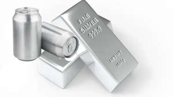 Próba 825. Dwie aluminiowe puszki obok sztabek czystego srebra.